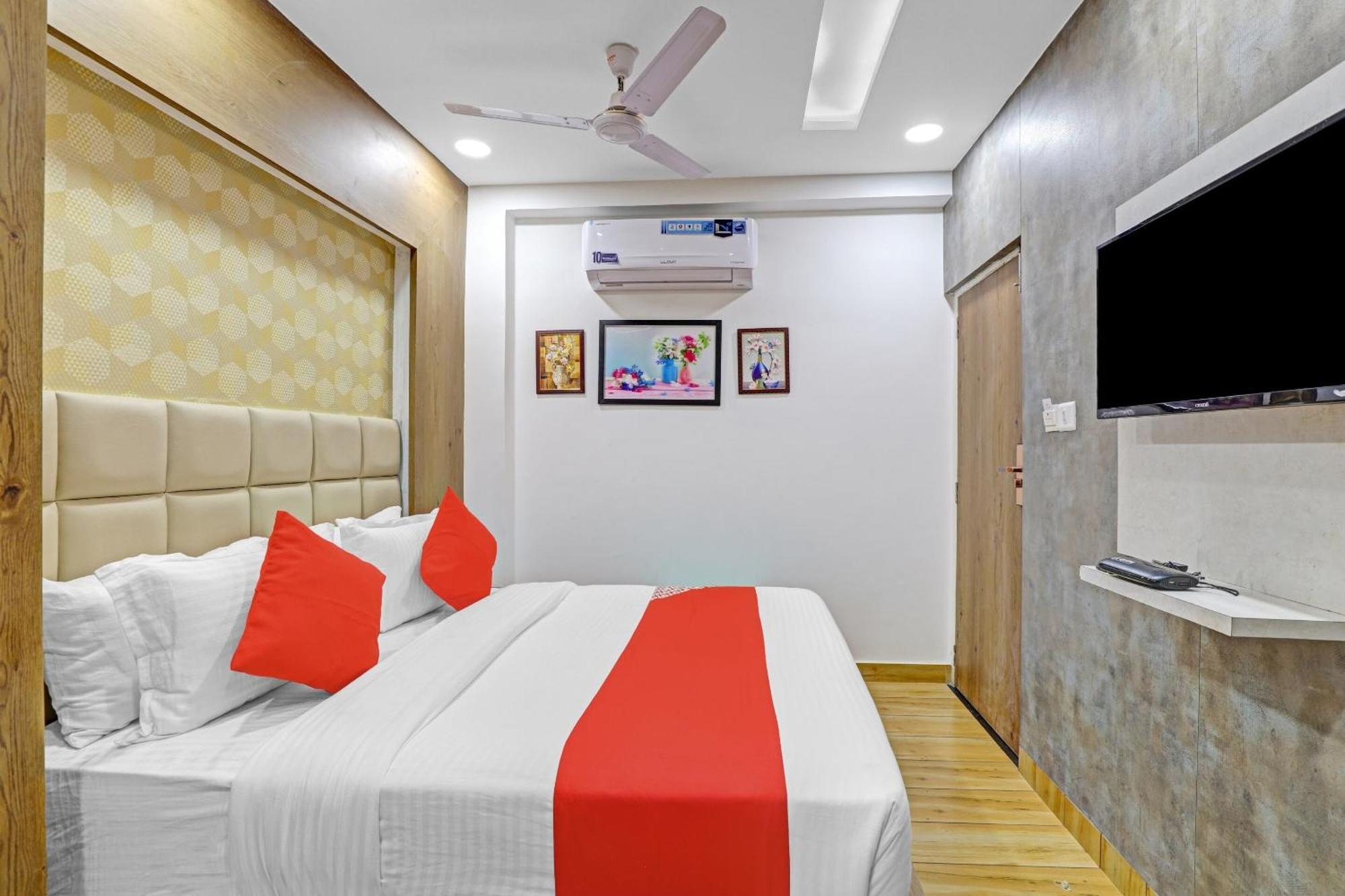 Hotel O R S Palace Ahmedabad Esterno foto