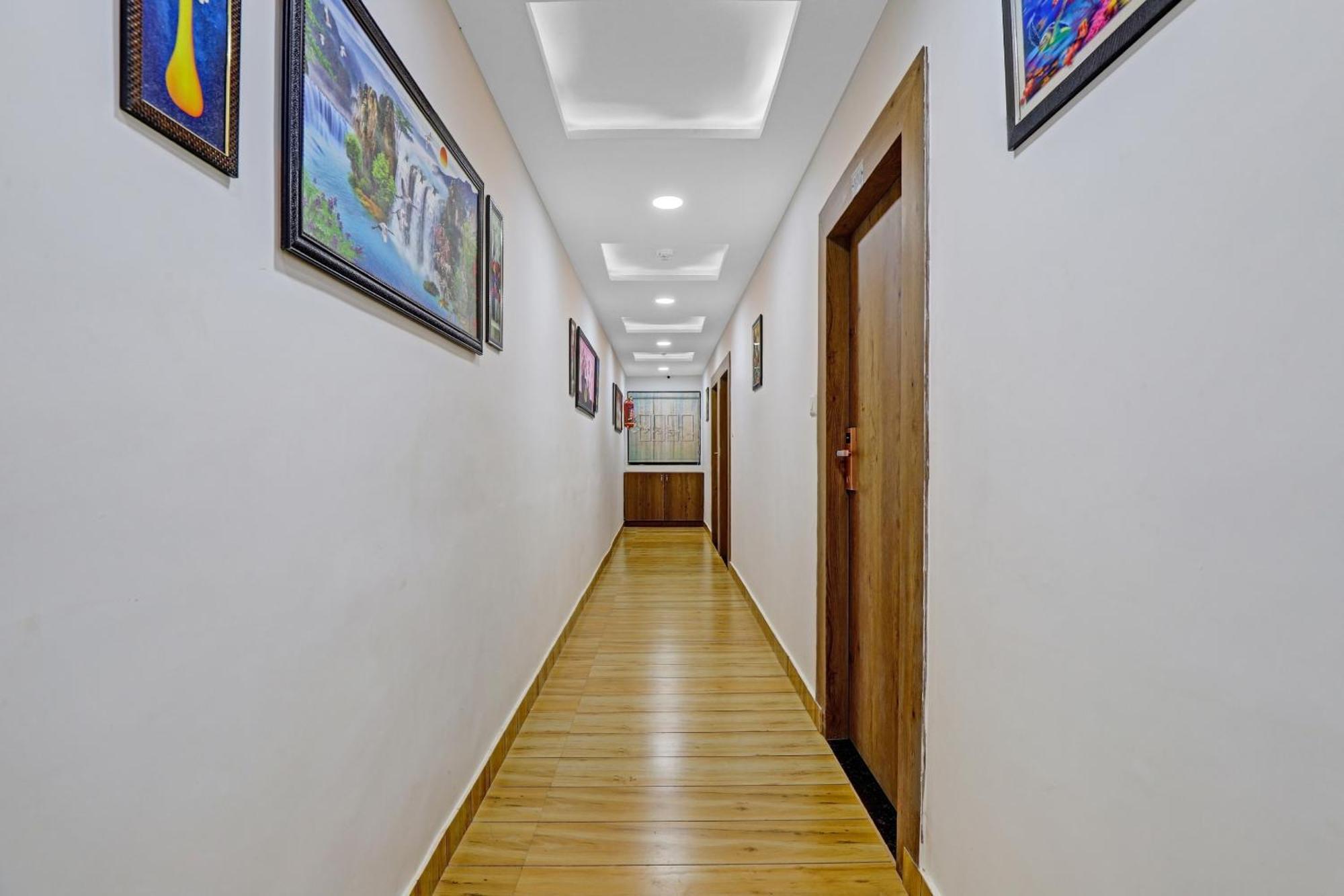 Hotel O R S Palace Ahmedabad Esterno foto
