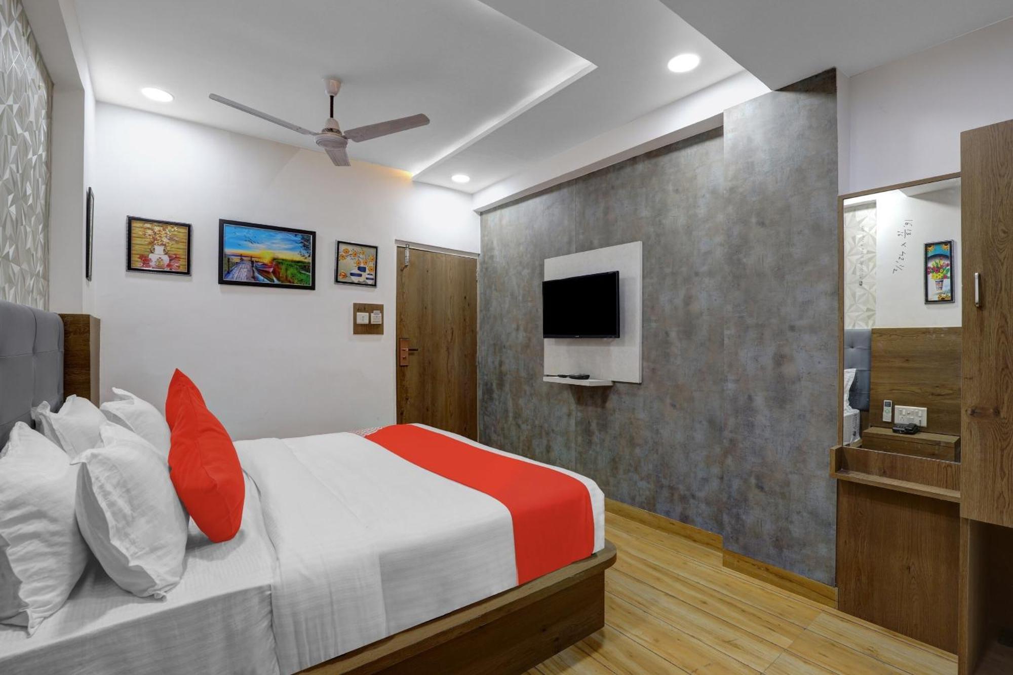Hotel O R S Palace Ahmedabad Esterno foto