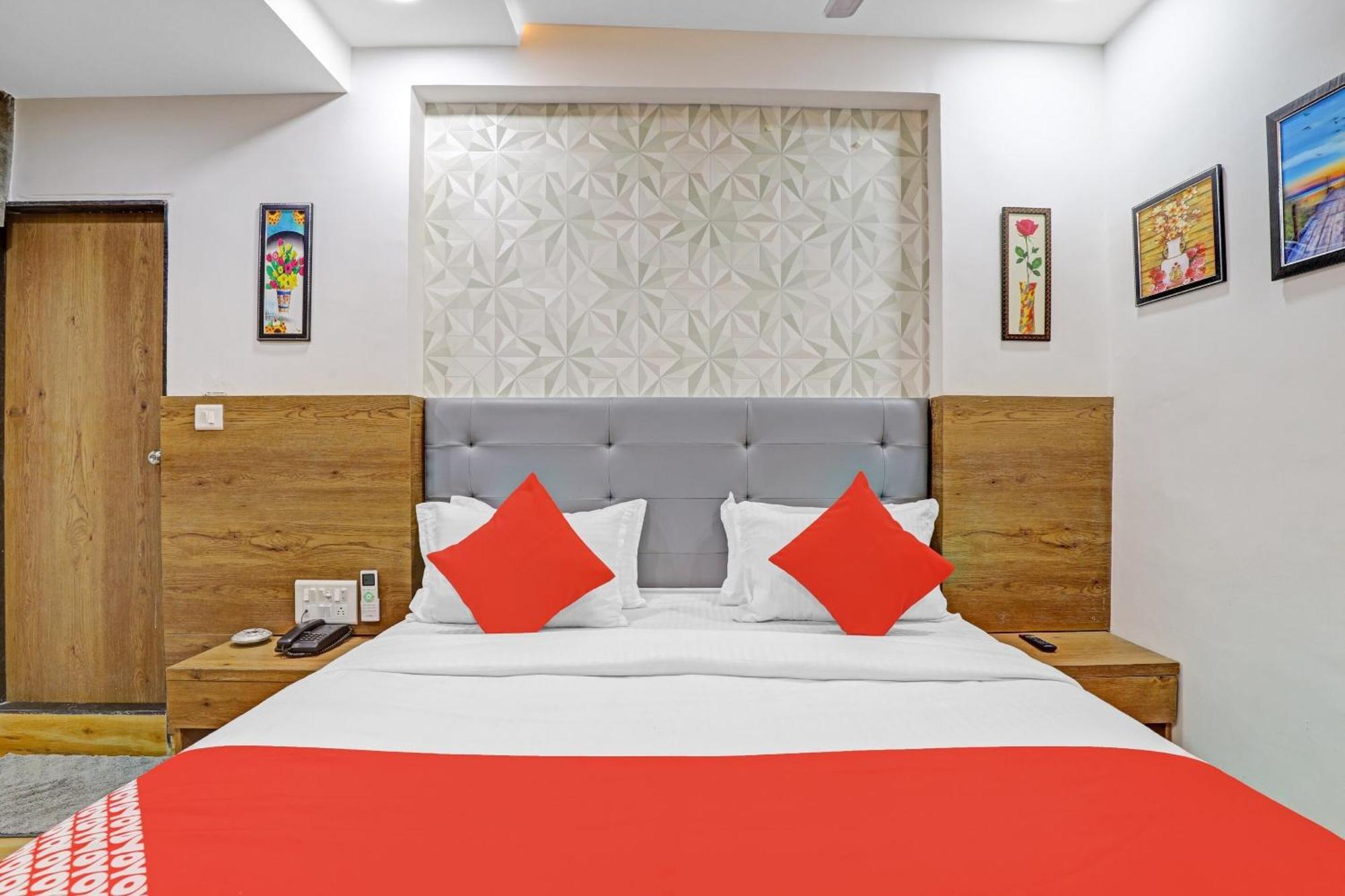 Hotel O R S Palace Ahmedabad Esterno foto