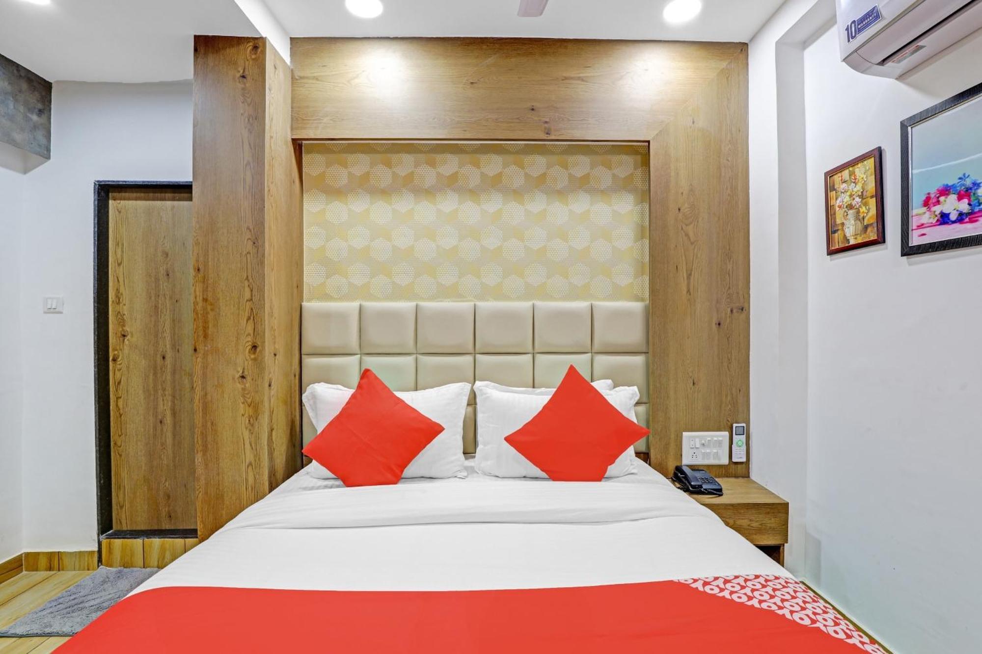 Hotel O R S Palace Ahmedabad Esterno foto
