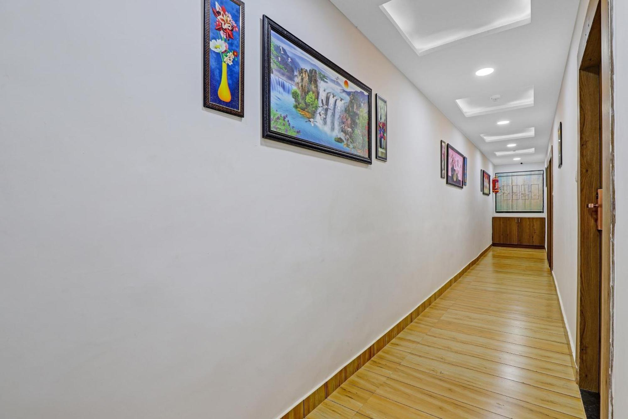 Hotel O R S Palace Ahmedabad Esterno foto