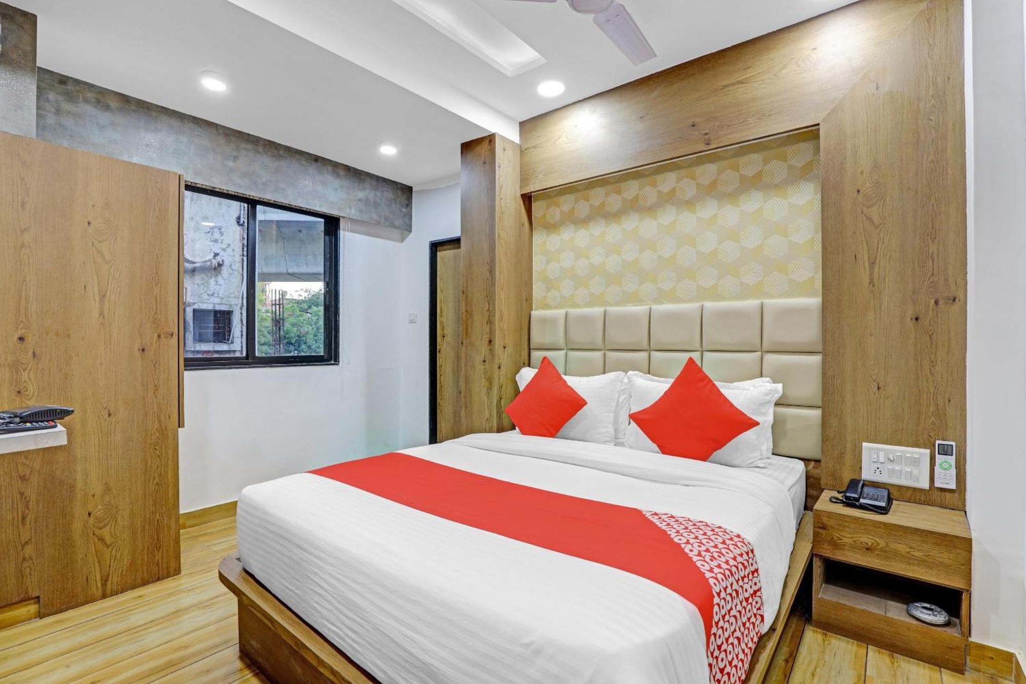 Hotel O R S Palace Ahmedabad Esterno foto