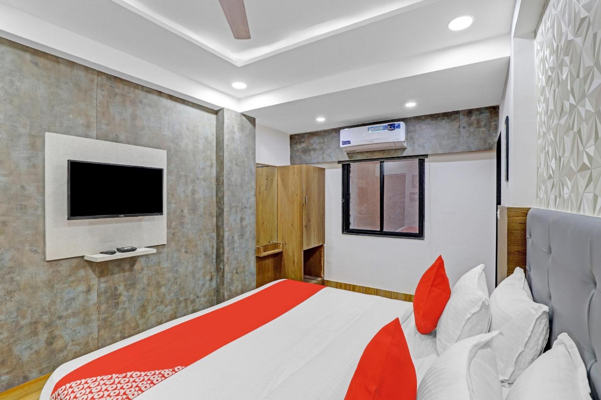 Hotel O R S Palace Ahmedabad Esterno foto
