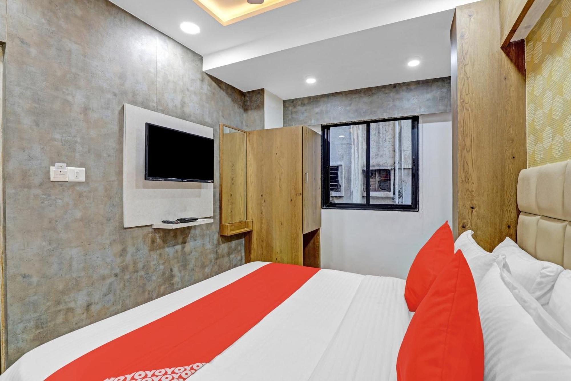 Hotel O R S Palace Ahmedabad Esterno foto